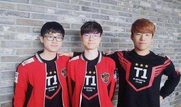 現了一個小 現了一個小